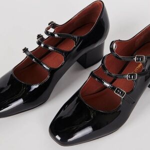 Intentionally blank piano black leather heels